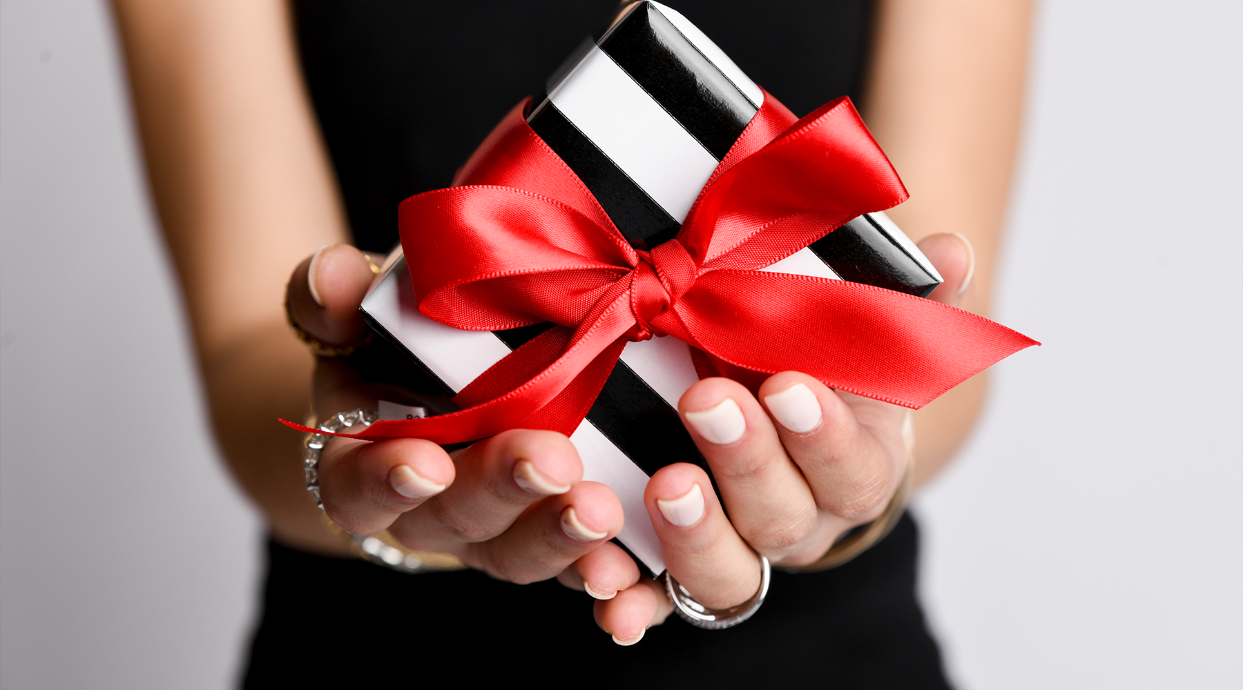 Tips for Buying Jewelry as a Gift: What to Consider