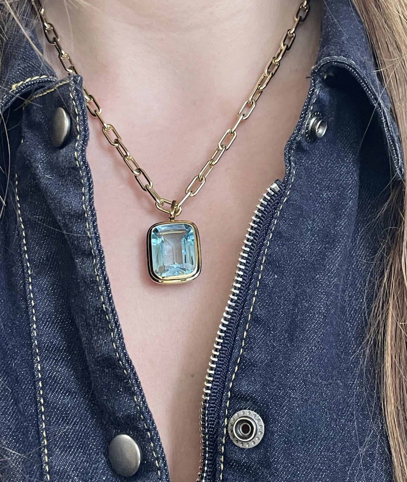 Goshwara Manhattan Blue Topaz Cushion Cut Pendant Necklace in 18K Yellow Gold