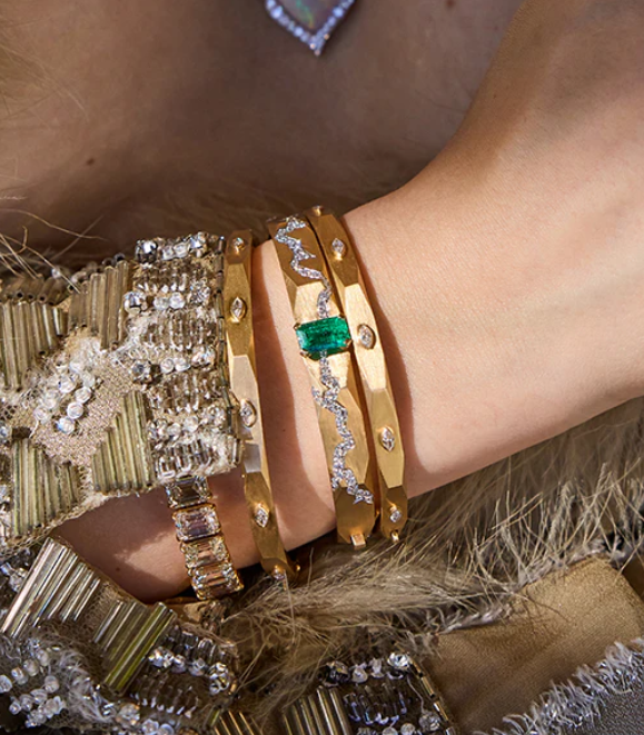 Arunashi Enigma Kintsugi Emerald Bangle in 18K Yellow Gold