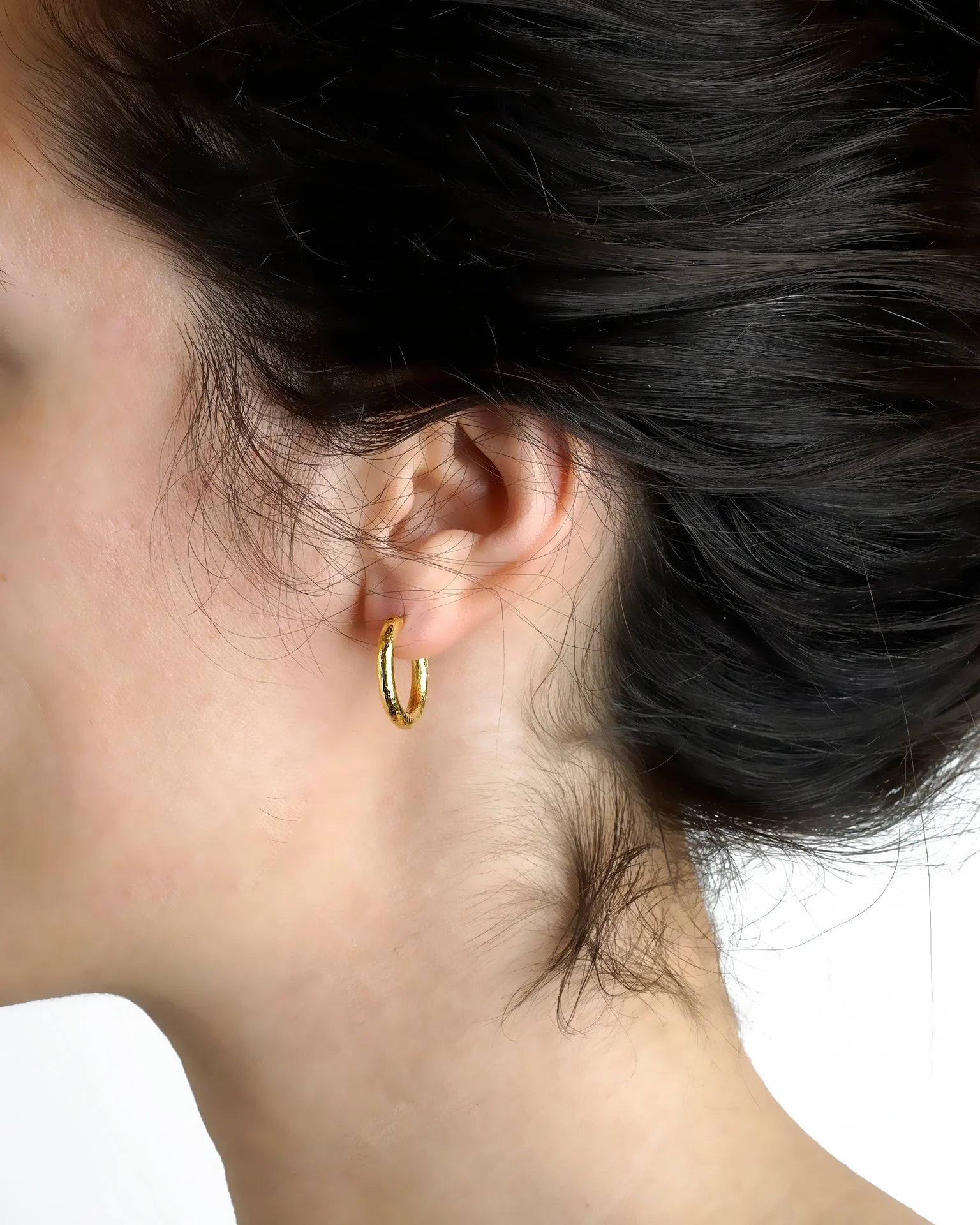 Elizabeth Locke Small Hammered Hoop Earrings in Yellow Gold