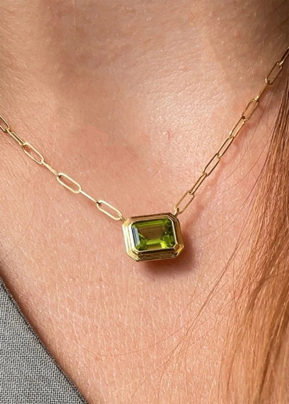 Goshwara Manhattan Peridot Emerald Cut Bezel Set Necklace in Yellow Gold
