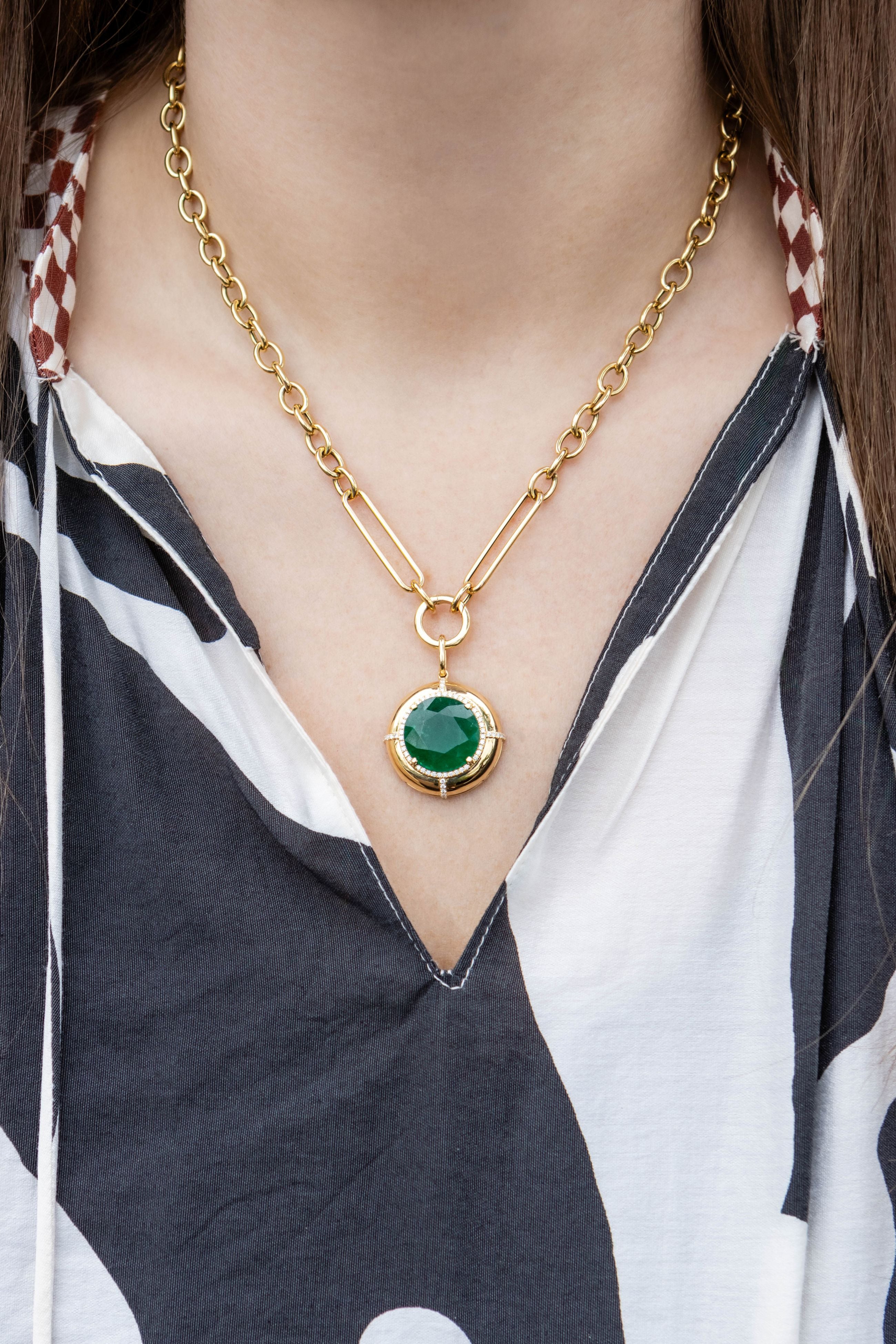 Goshwara Emerald Medallion Pendant Necklace in 18K Yellow Gold
