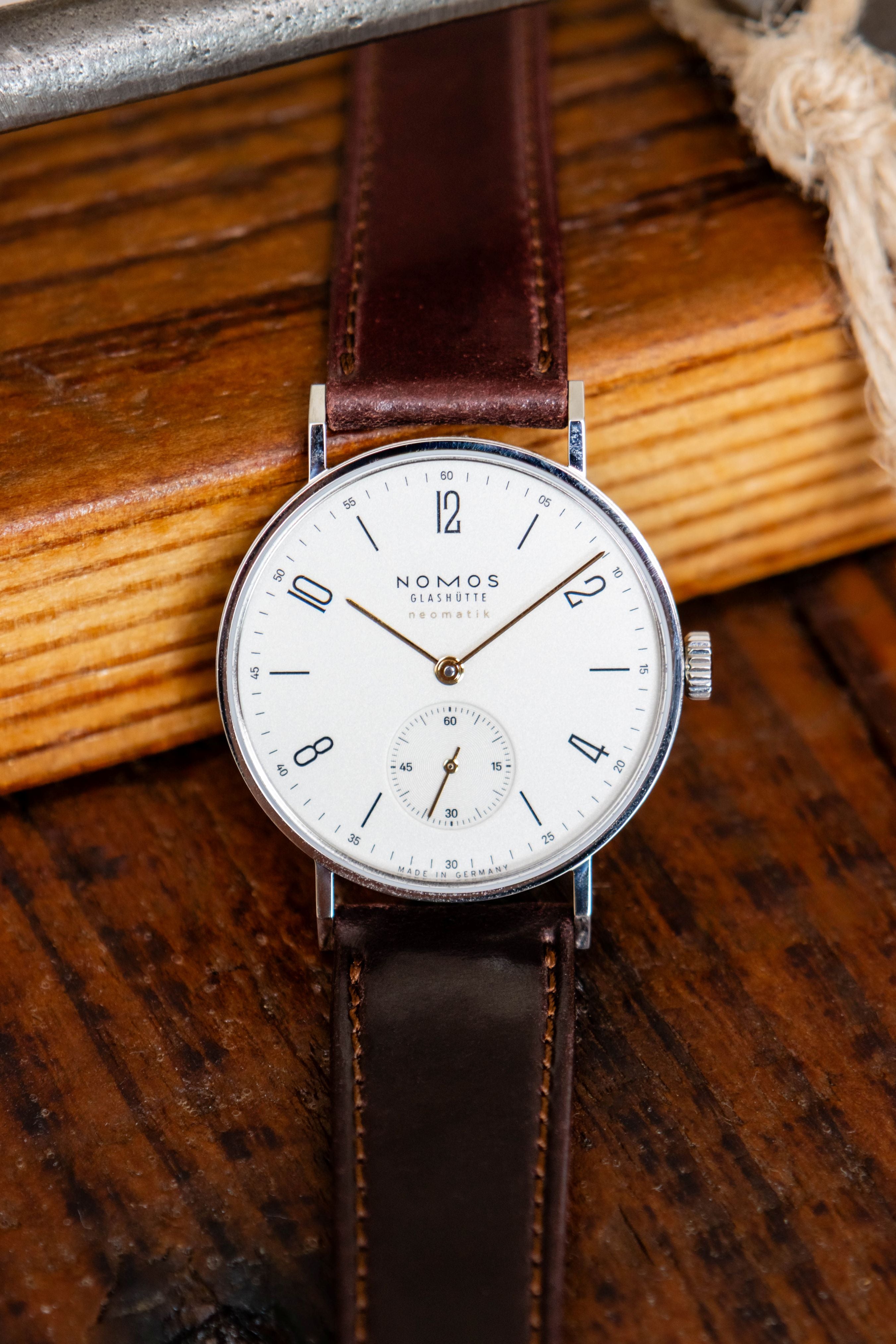 NOMOS Tangente neomatik doré Ref. 192