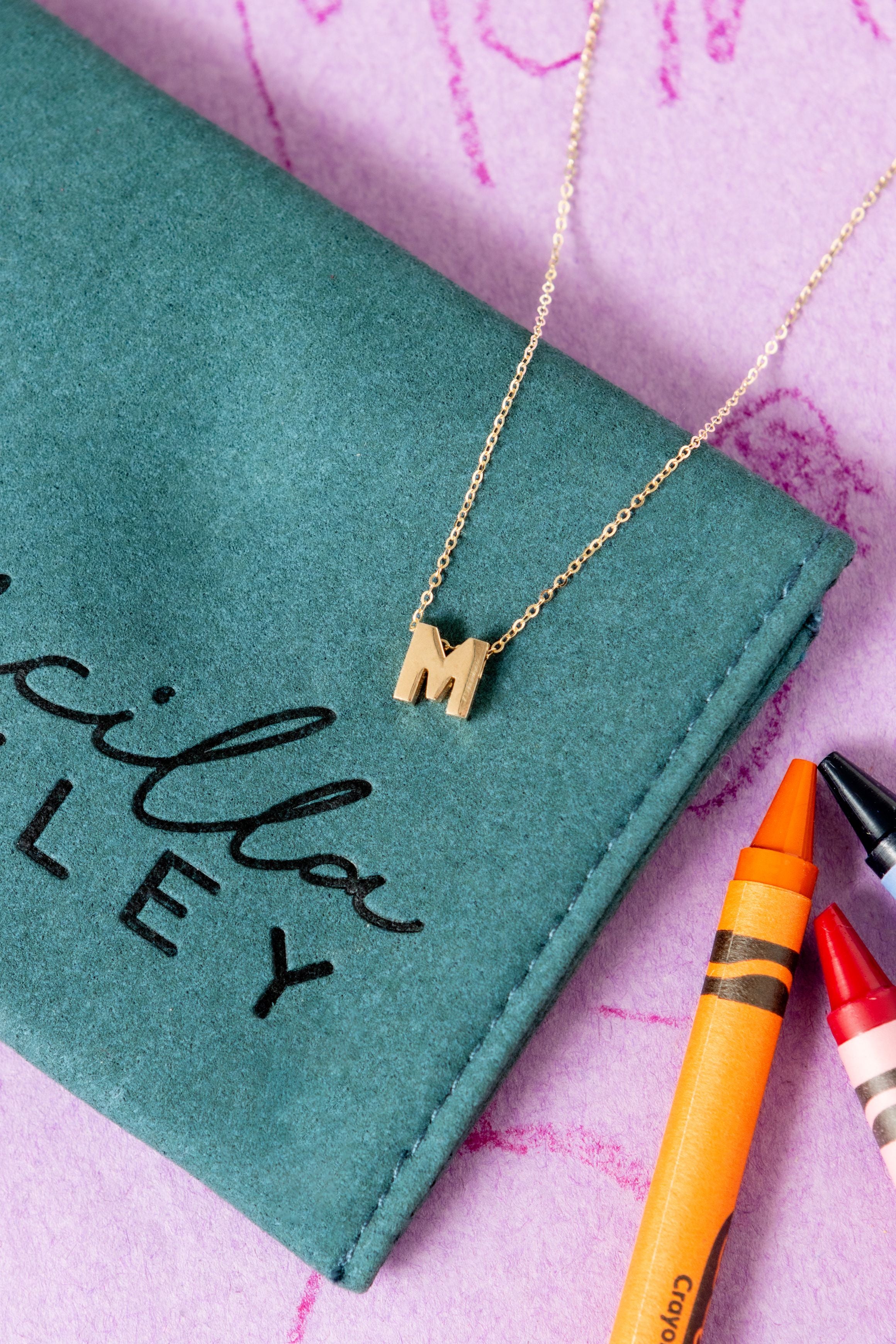 A Initial Pendant Necklace in 14K Yellow Gold