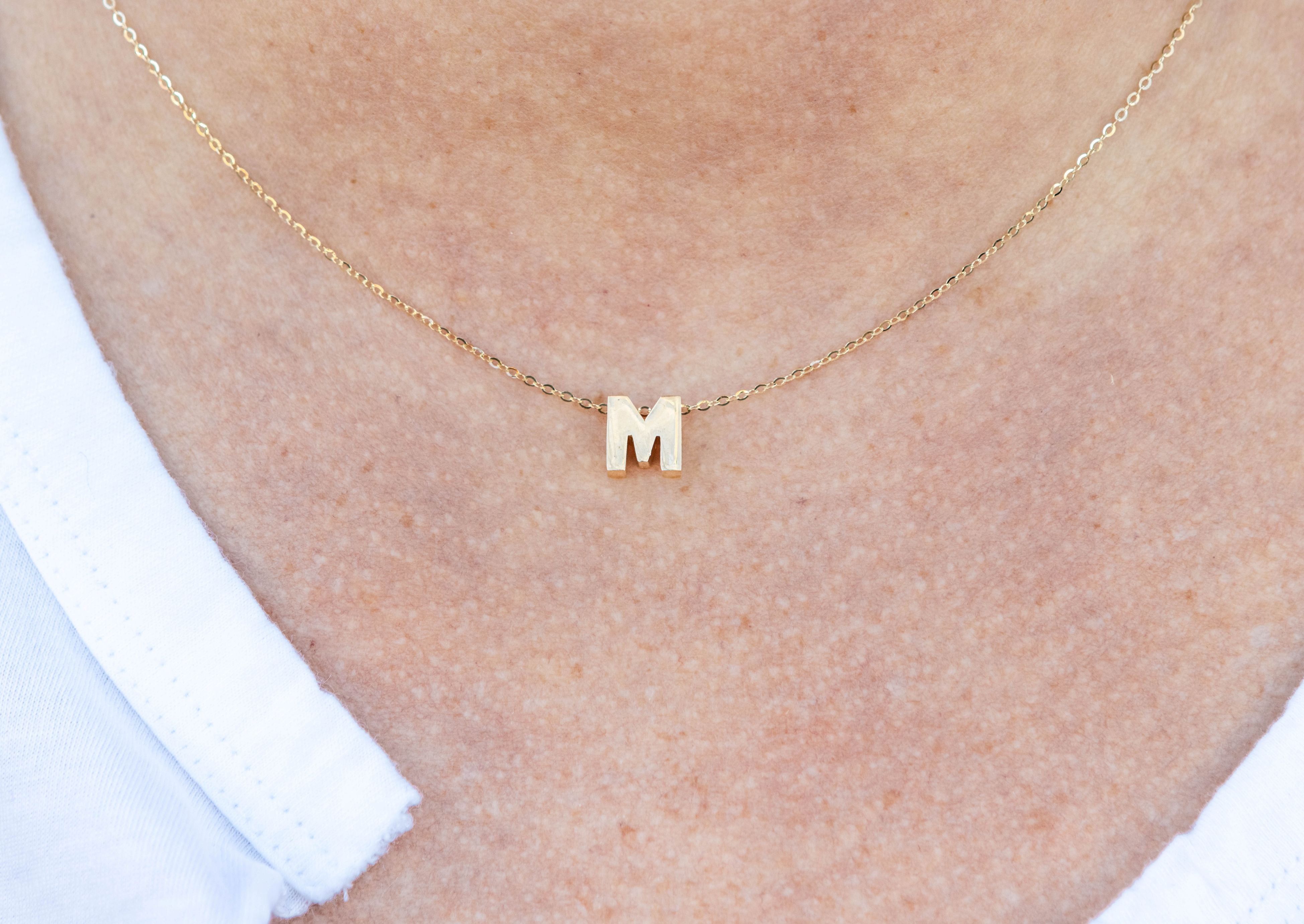 A Initial Pendant Necklace in 14K Yellow Gold