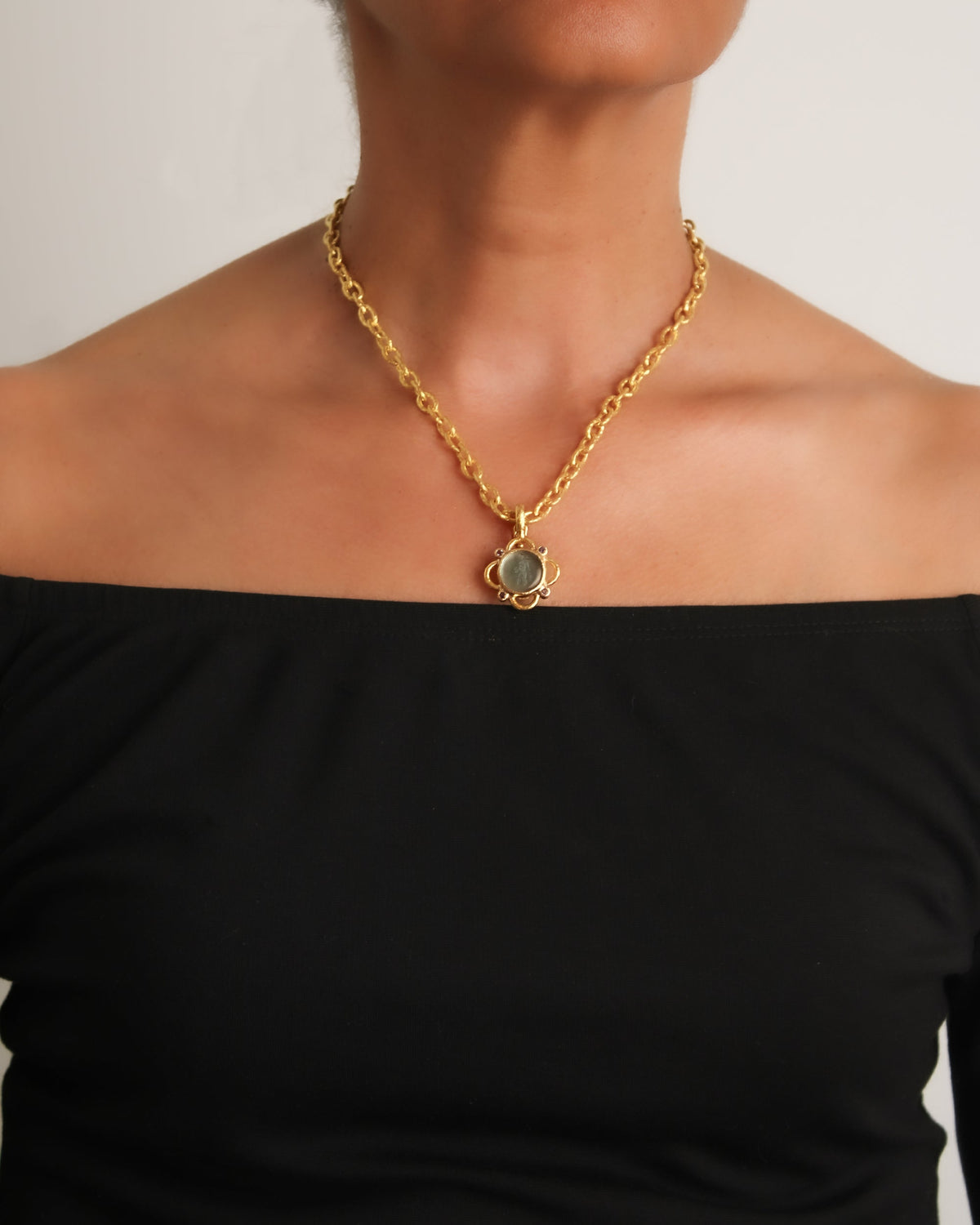 Elizabeth Locke Putto with Arrow Blue Pendant in 19K Yellow Gold